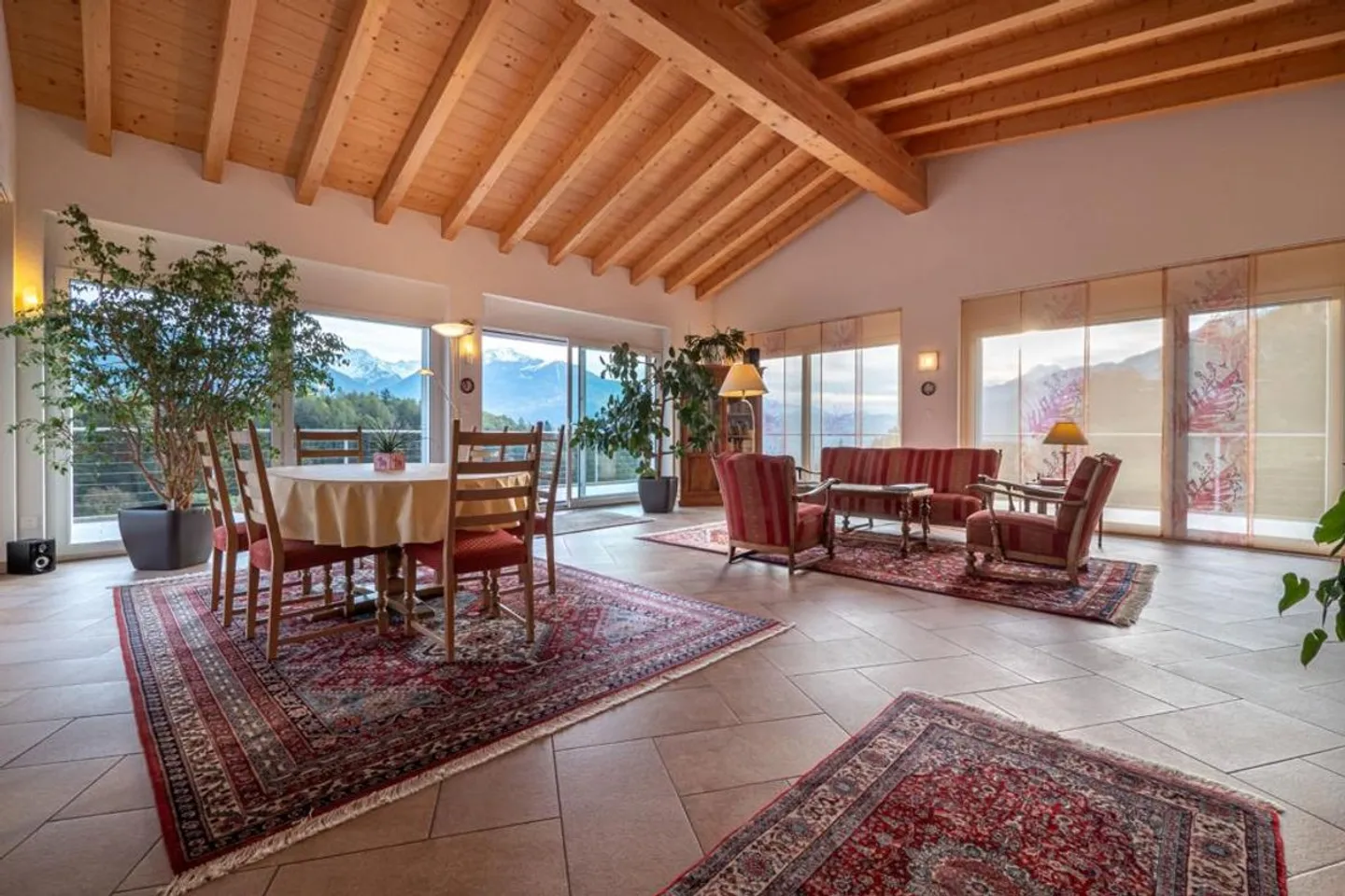 Geräumiges Haus mit Aussicht in Savièse, 5,5 Zimmer - Foto 2 von 8