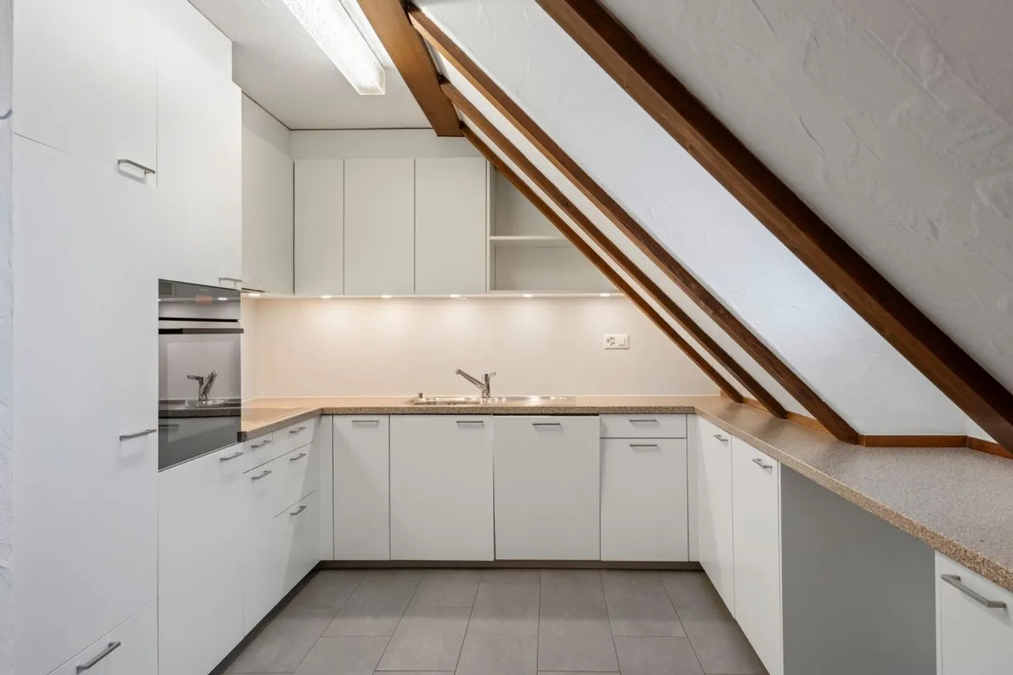 Charmante Dachwohnung mit Aussicht - Foto 7 von 11