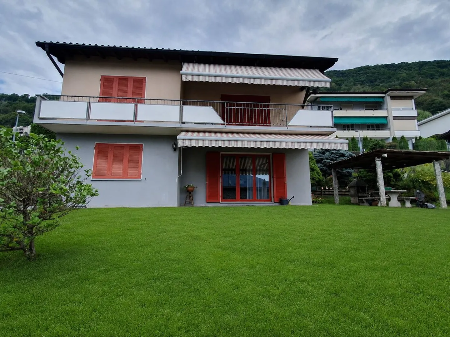 Haus in Bissone zu verkaufen - ruhige Lage mit schöner Aussicht - Foto 1 di 5