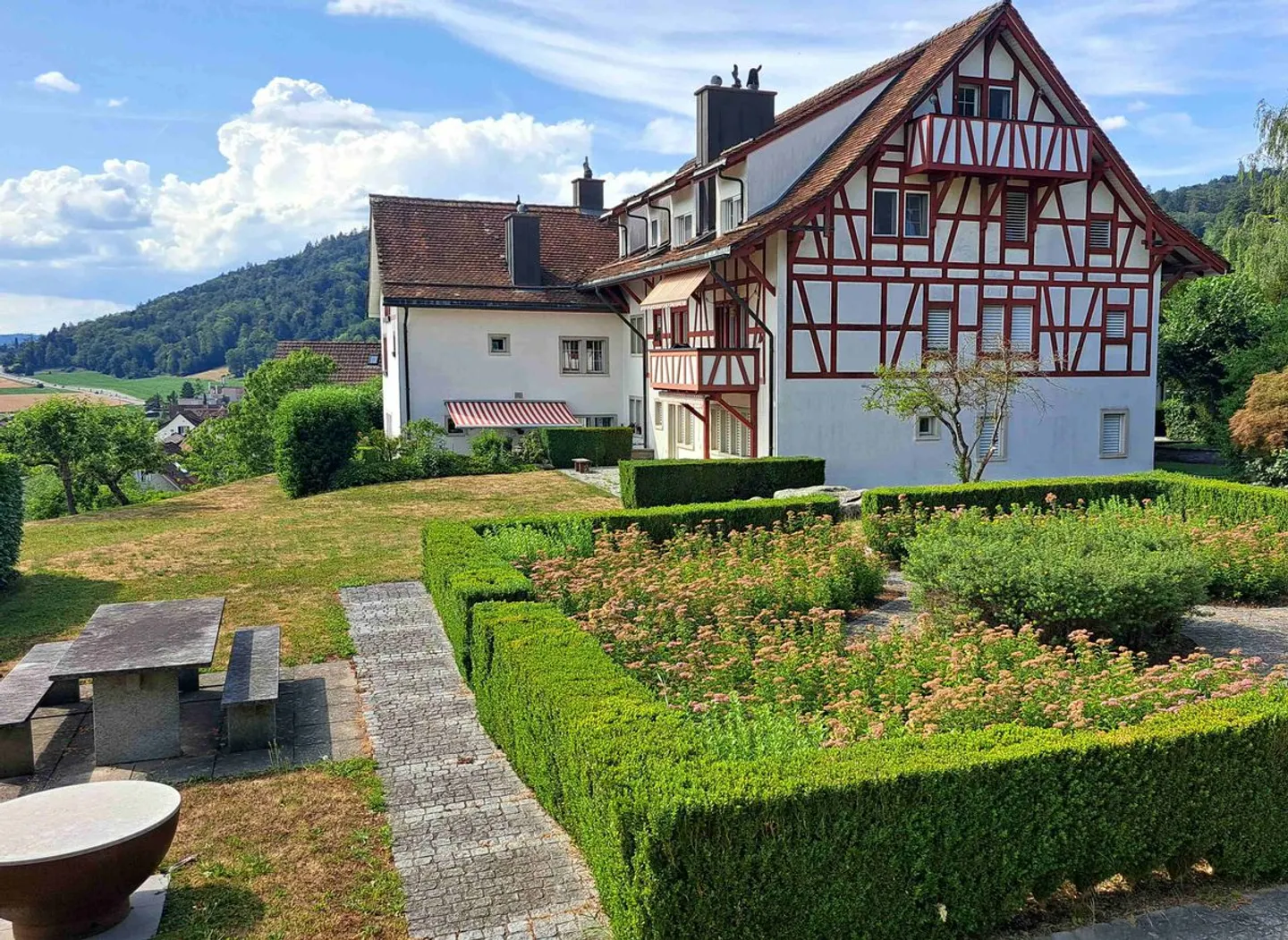 Charmante Dachwohnung mit Aussicht - Foto 2 von 11