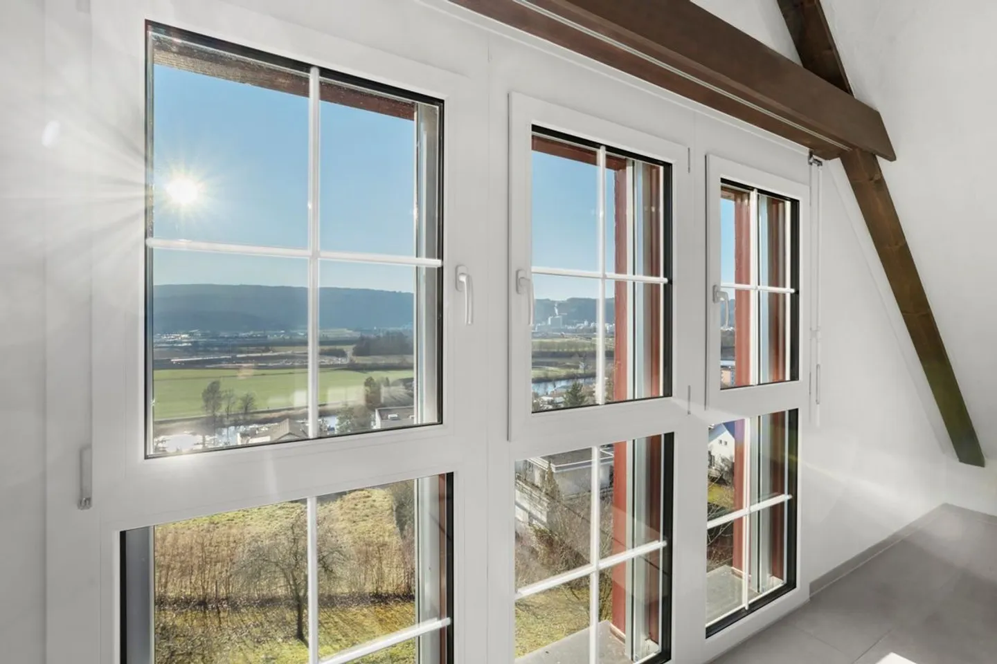 Charmante Dachwohnung mit Aussicht - Foto 3 von 11