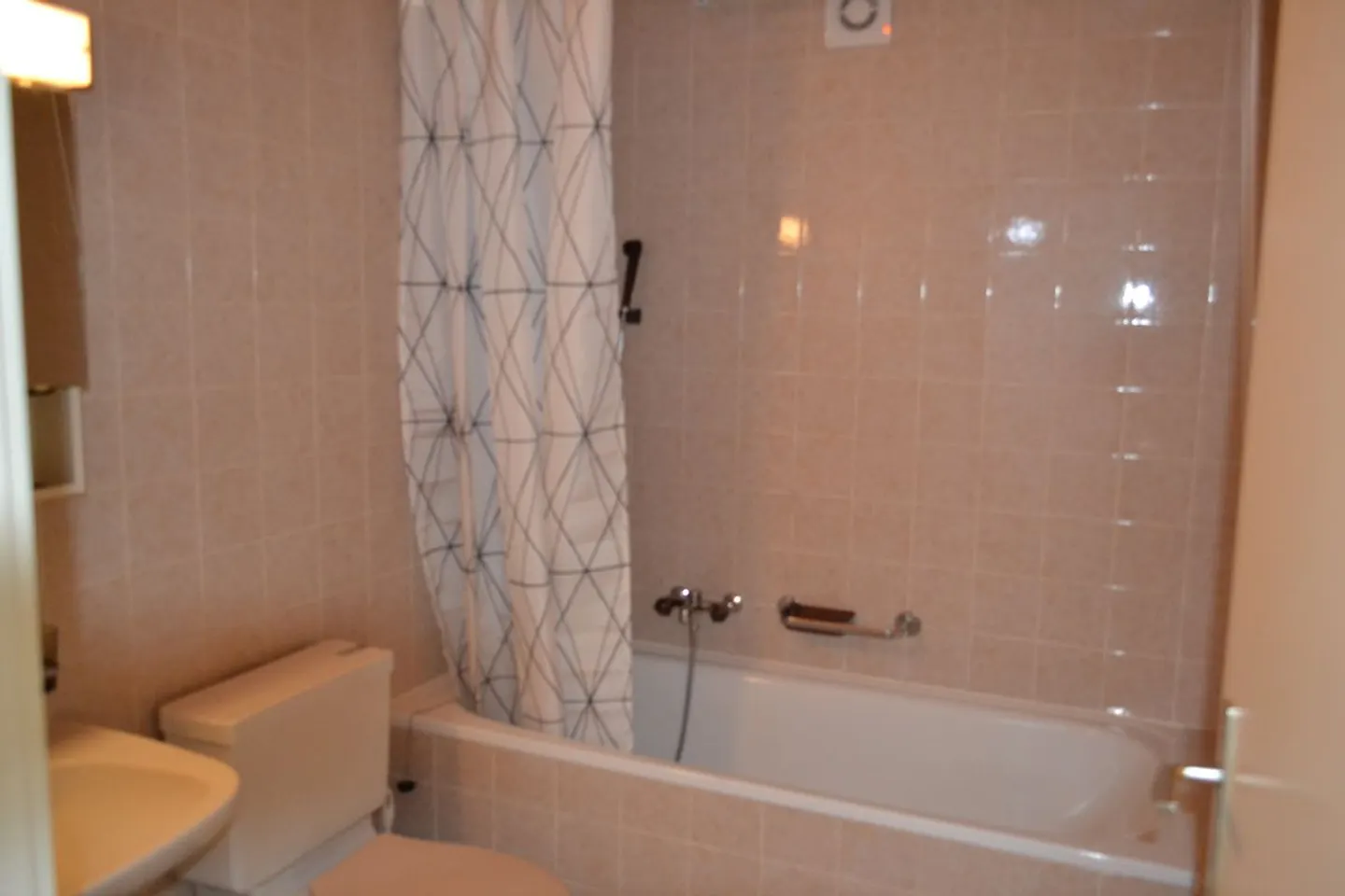 Comfortable single room for rent in Basel - Photo 5 of 6