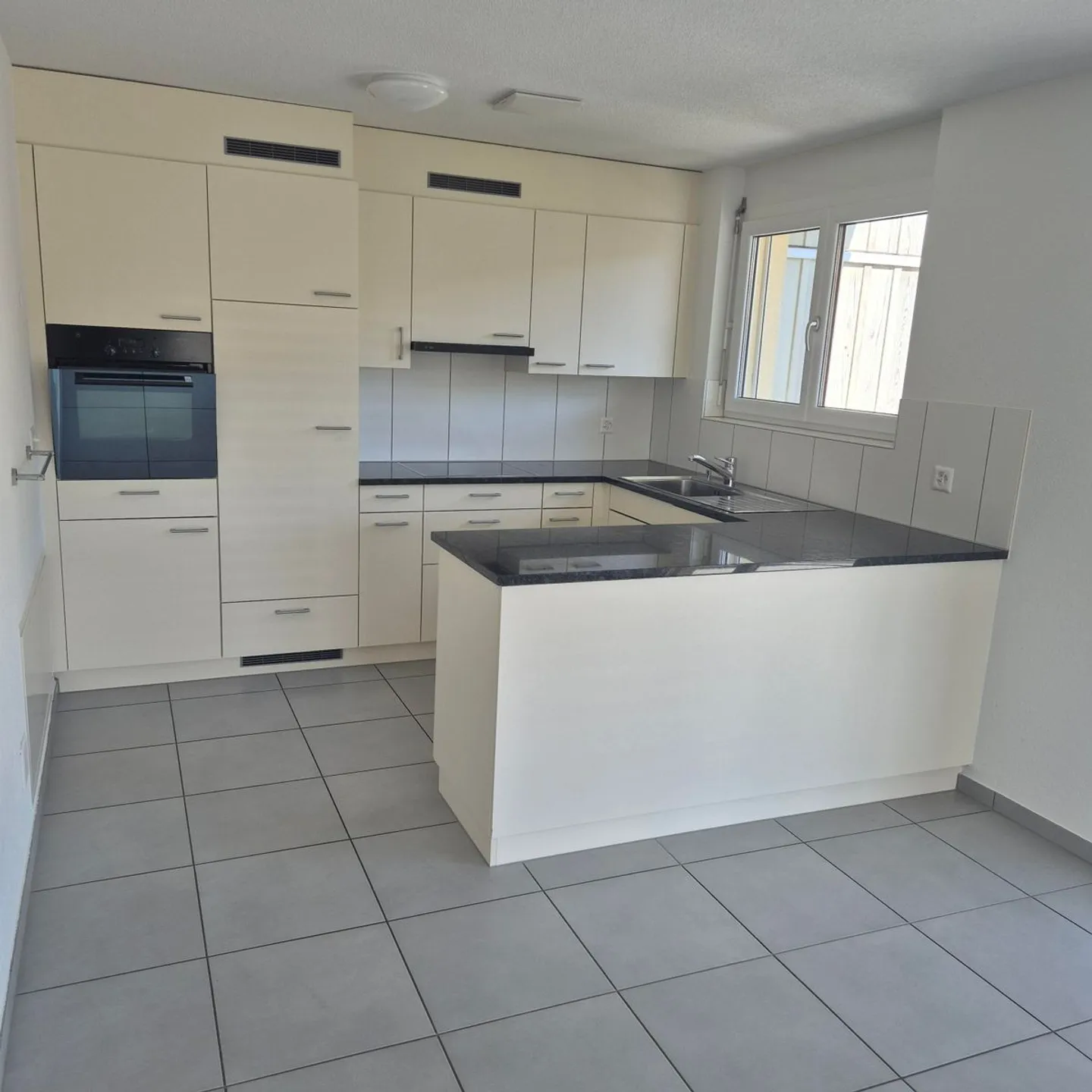 Sunny, modern 3.5 room apartment with terrace - Photo 2 of 11