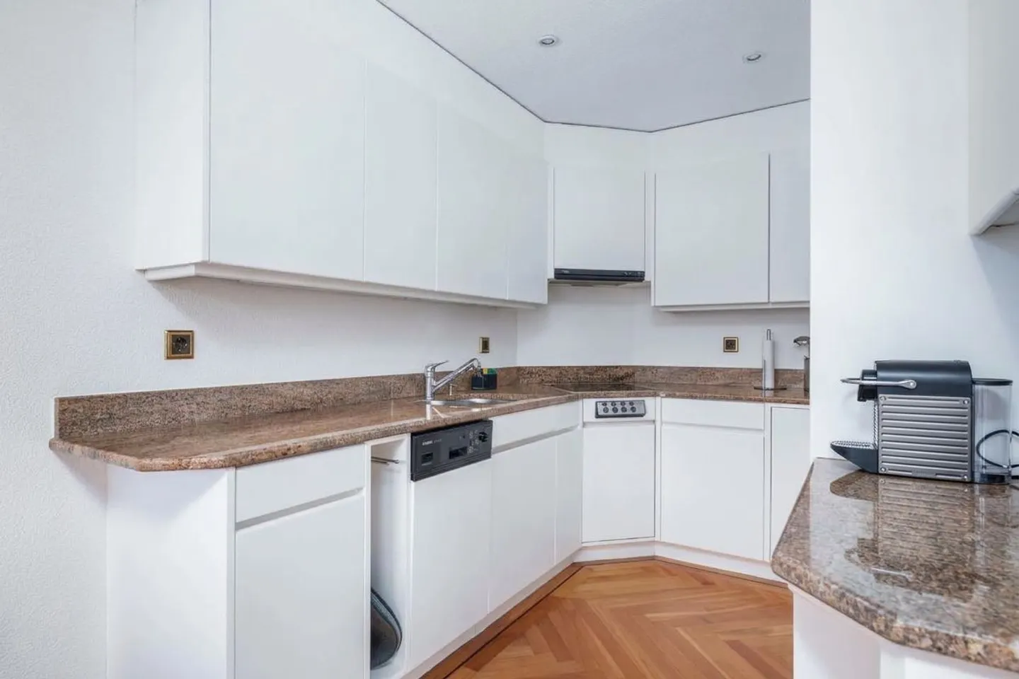 Furnished Business Apartment with Lake View, Home Cinema & Garage (15 Min. to Zurich) - Photo 10 of 13