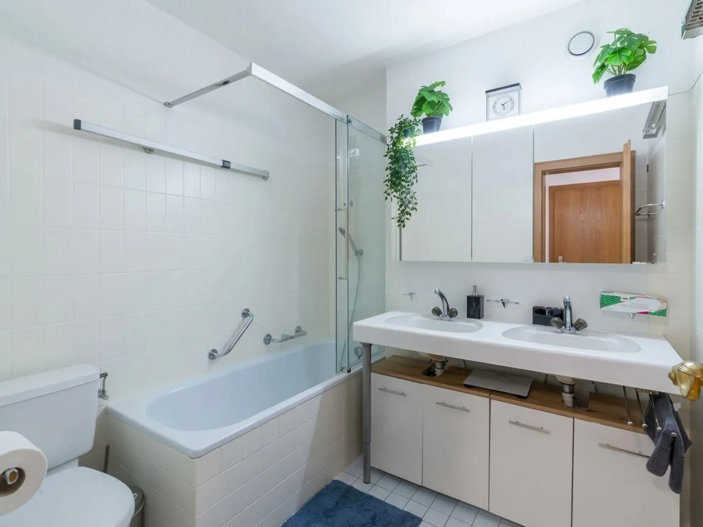 Furnished Business Apartment with Lake View, Home Cinema & Garage (15 Min. to Zurich) - Photo 11 of 13