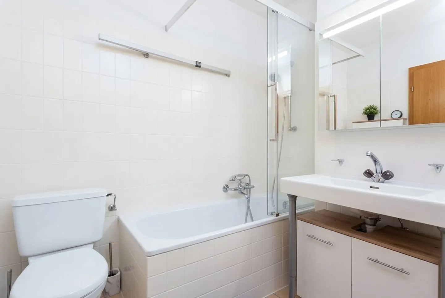 Furnished Business Apartment with Lake View, Home Cinema & Garage (15 Min. to Zurich) - Photo 12 of 13