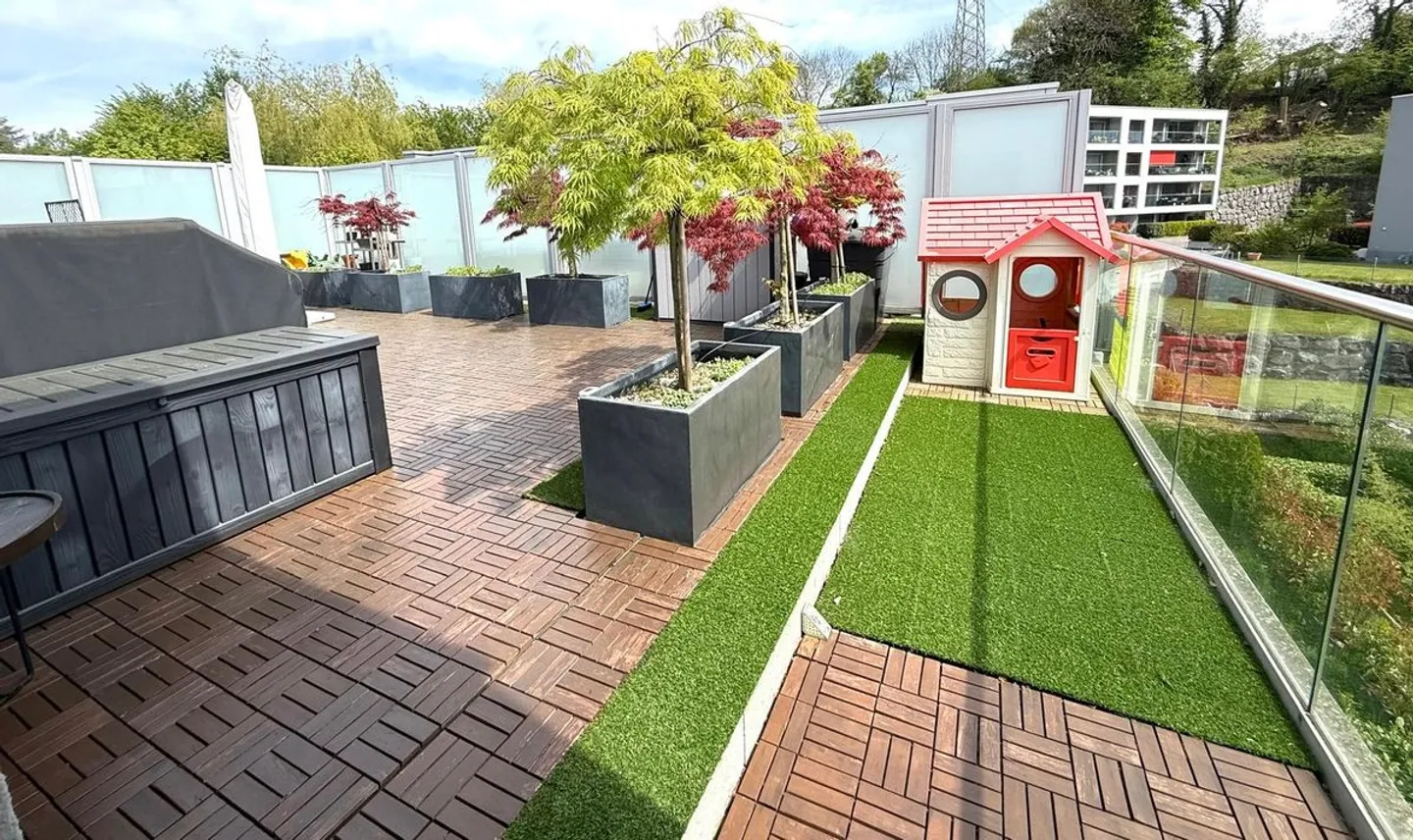 Modern Apartment with Terrace - Photo 7 of 8