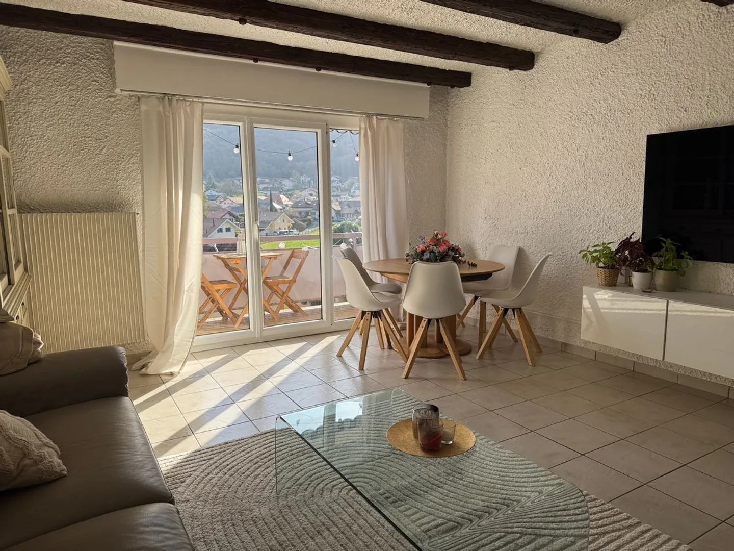 Appartement Charmant avec Vue sur les Montagnes - Photo 3 sur 9