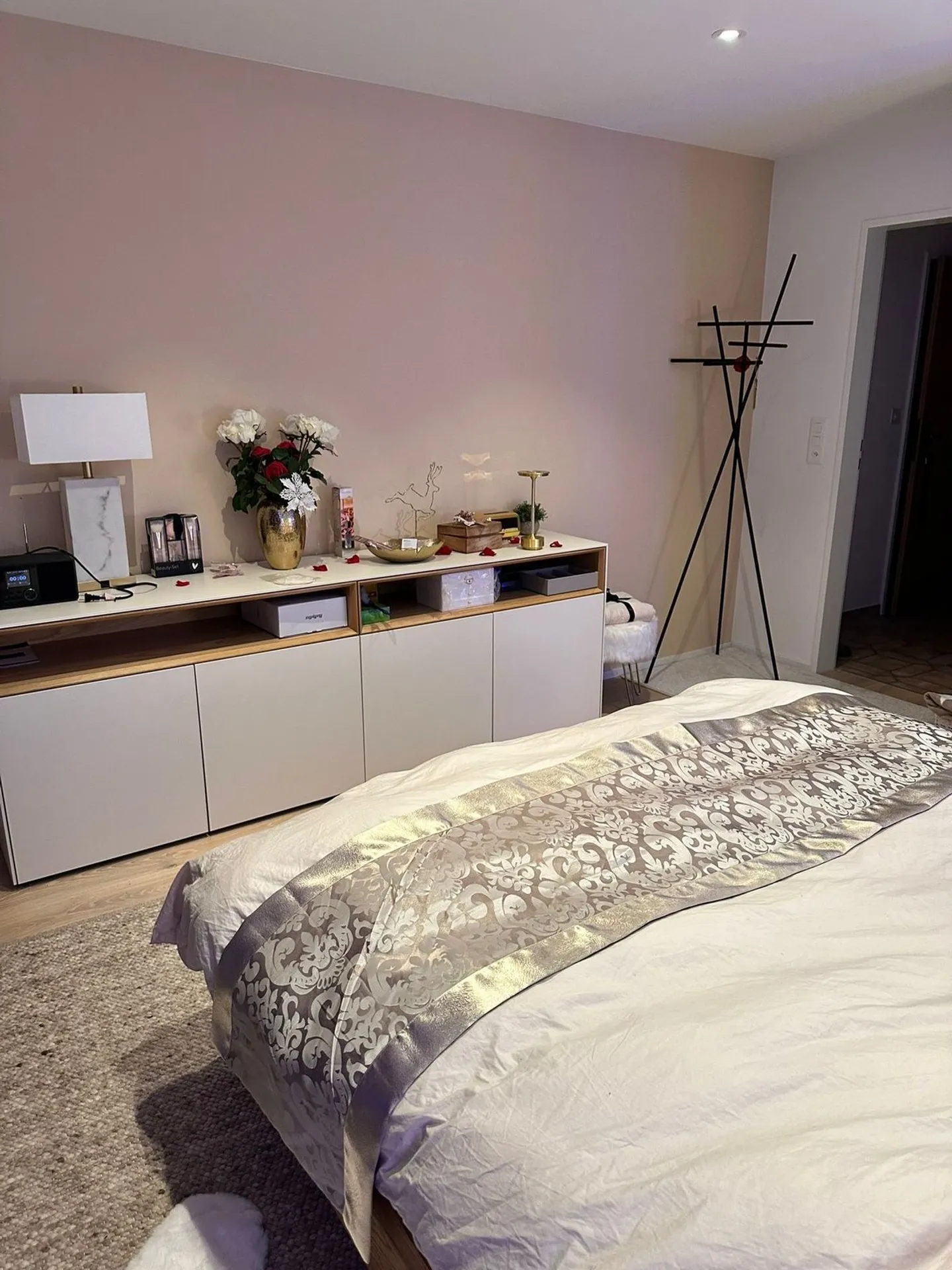 Stilvolles Zimmer mit Balkonblick - Foto 4 von 7