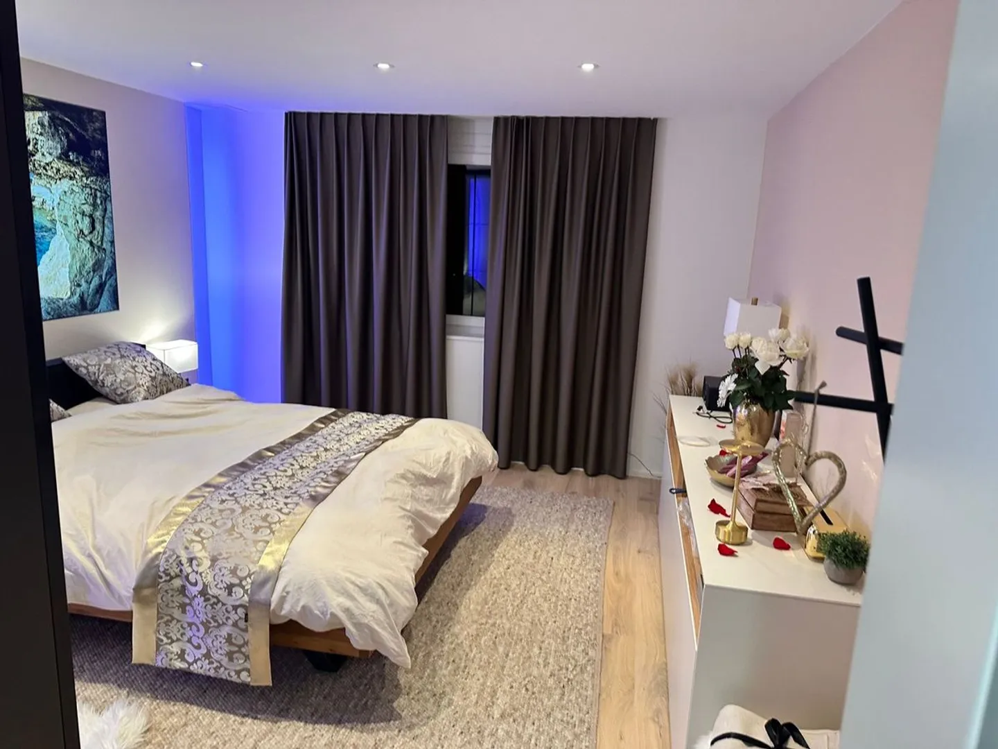 Stilvolles Zimmer mit Balkonblick - Foto 1 von 7