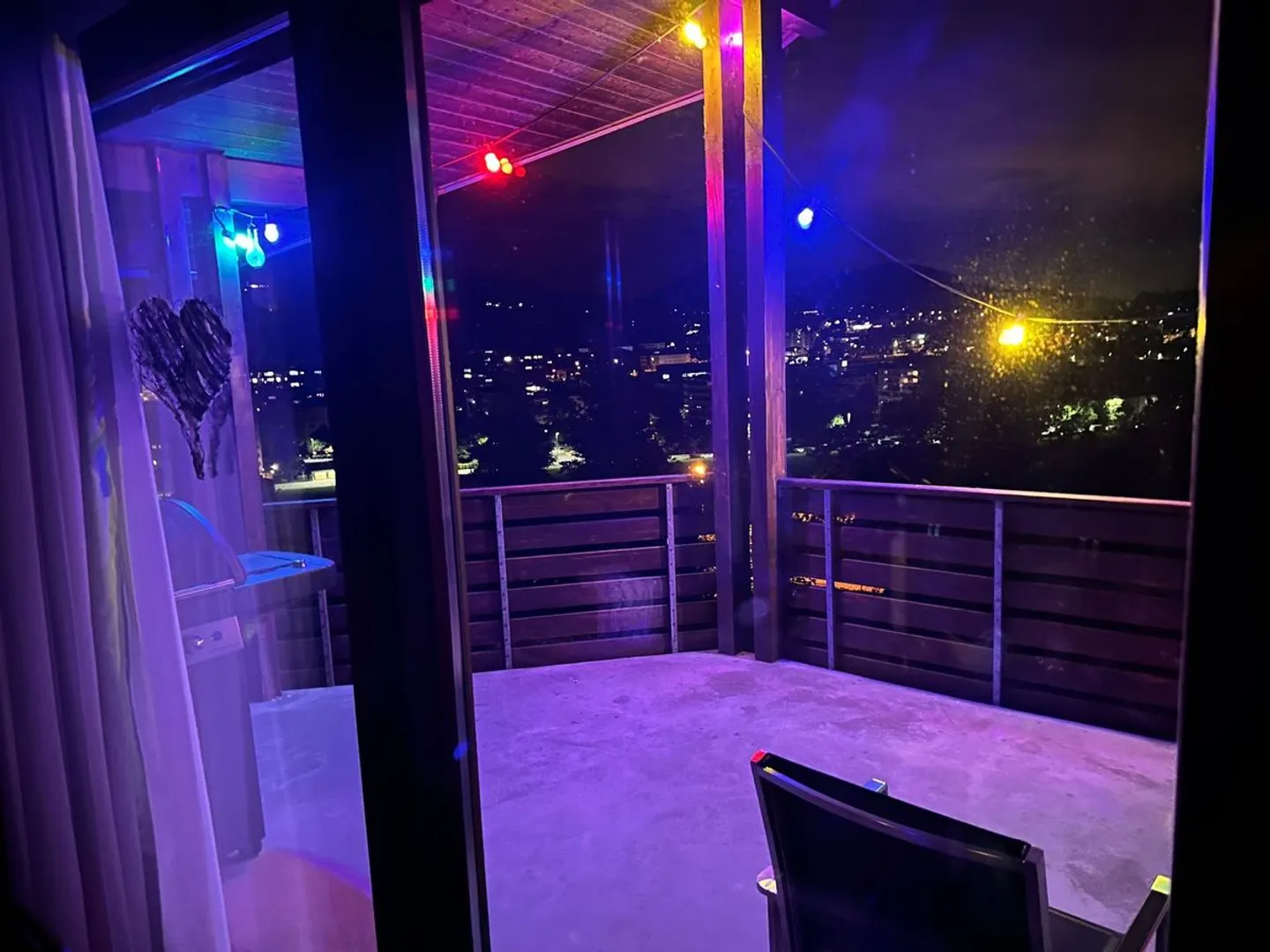 Stilvolles Zimmer mit Balkonblick - Foto 5 von 7