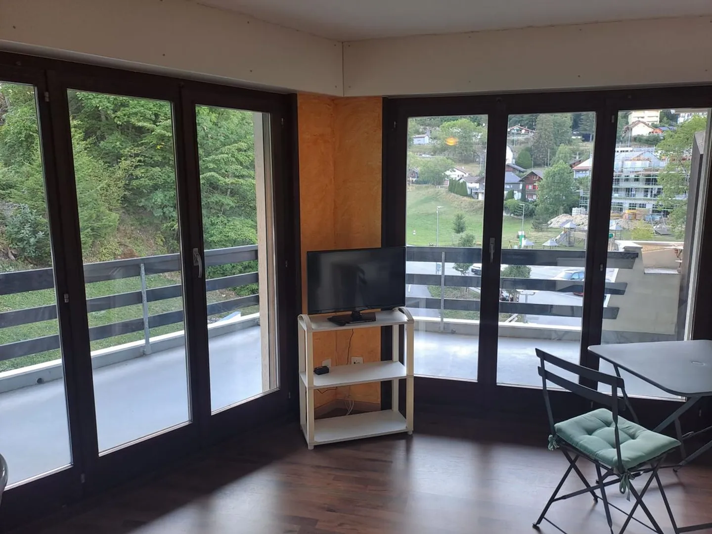 Charmant appartement meublé de 2,5 pièces avec grande terrasse et vue dégagée - Saint-Cergue - Foto 2 di 10