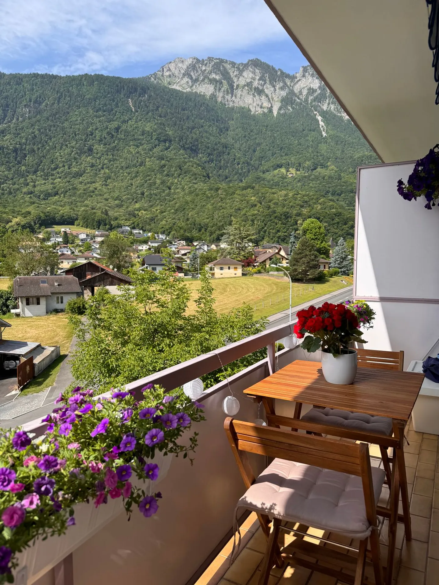Appartement Charmant avec Vue sur les Montagnes - Photo 1 sur 9