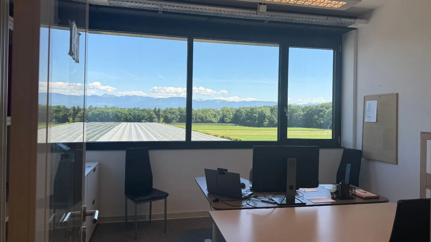 Magnificent commercial premises of 490m² for takeover in Gland - Photo 2 of 5