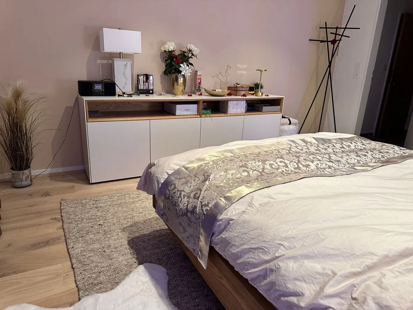 Stilvolles Zimmer mit Balkonblick - Foto 3 von 7