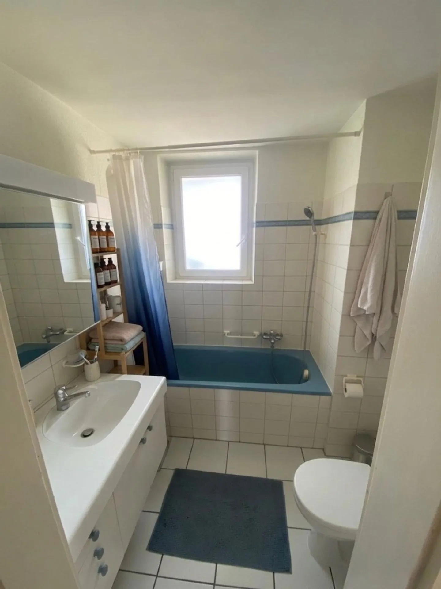 Bright furnished 3-person shared room with a view in Zurich for rent - Photo 4 of 6