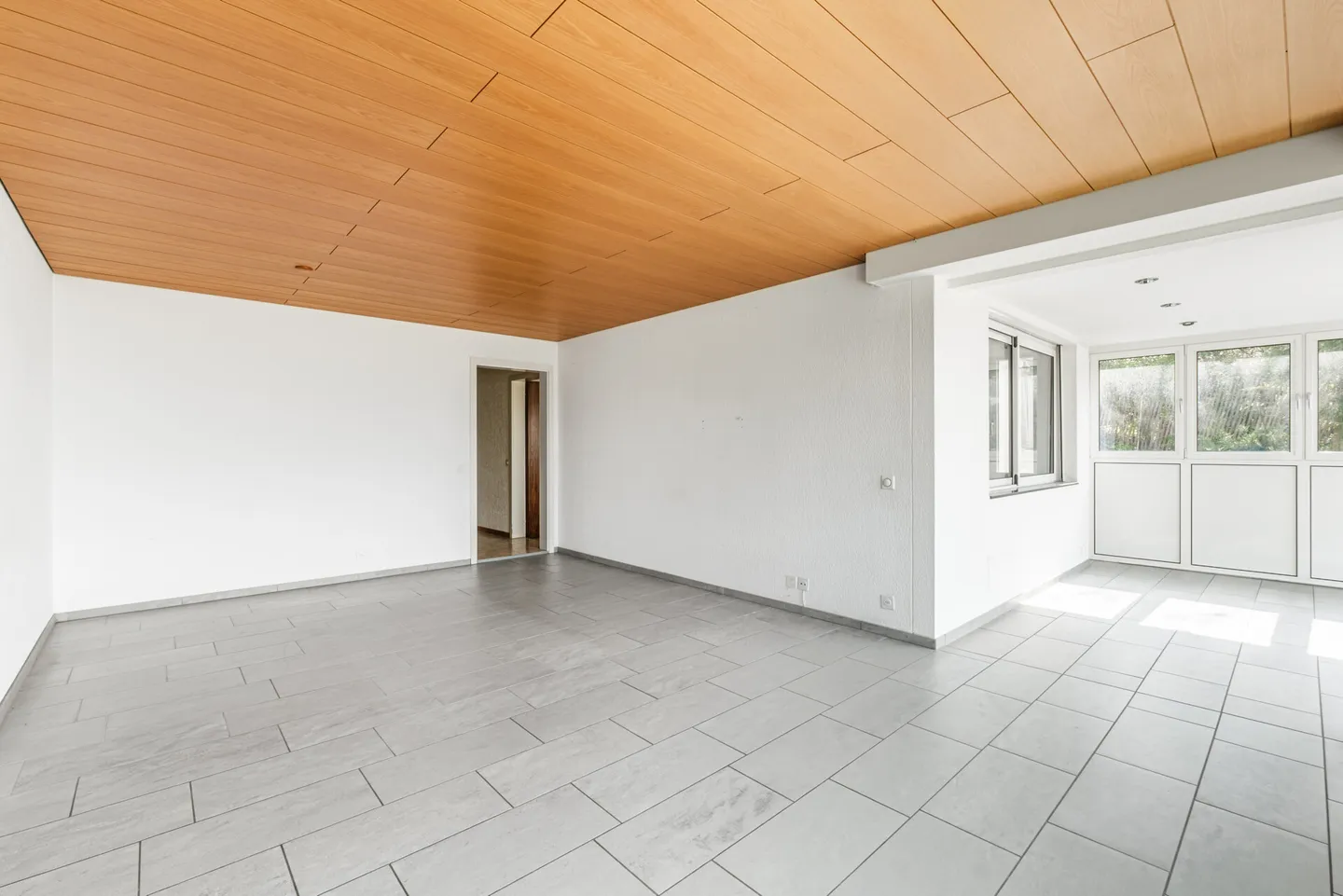 Characterful 10-room property in prime location in Wohlen - Photo 4 of 13