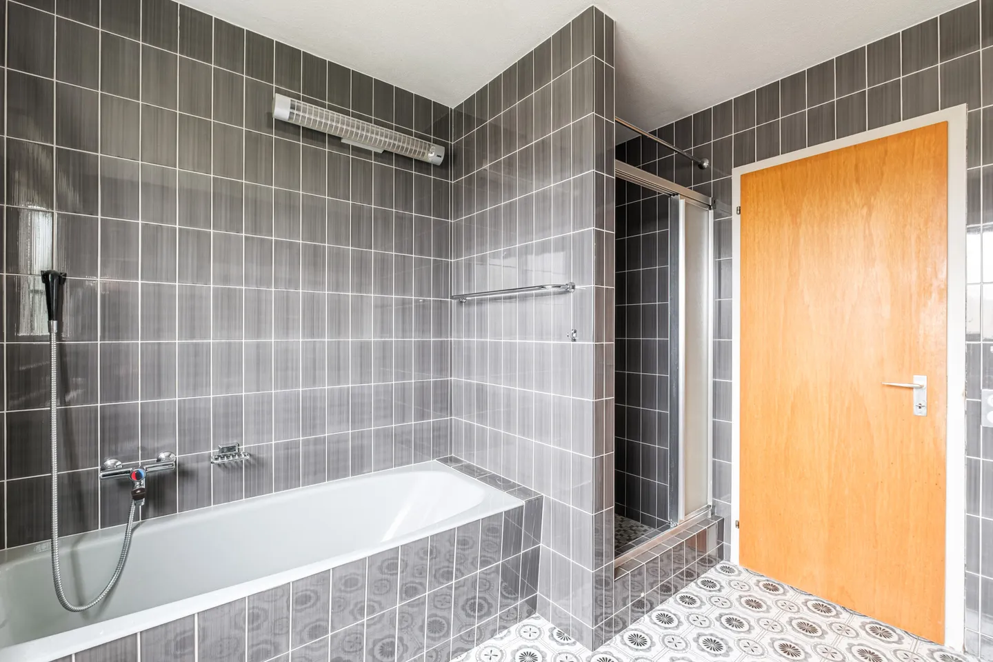 Characterful 10-room property in prime location in Wohlen - Photo 12 of 13