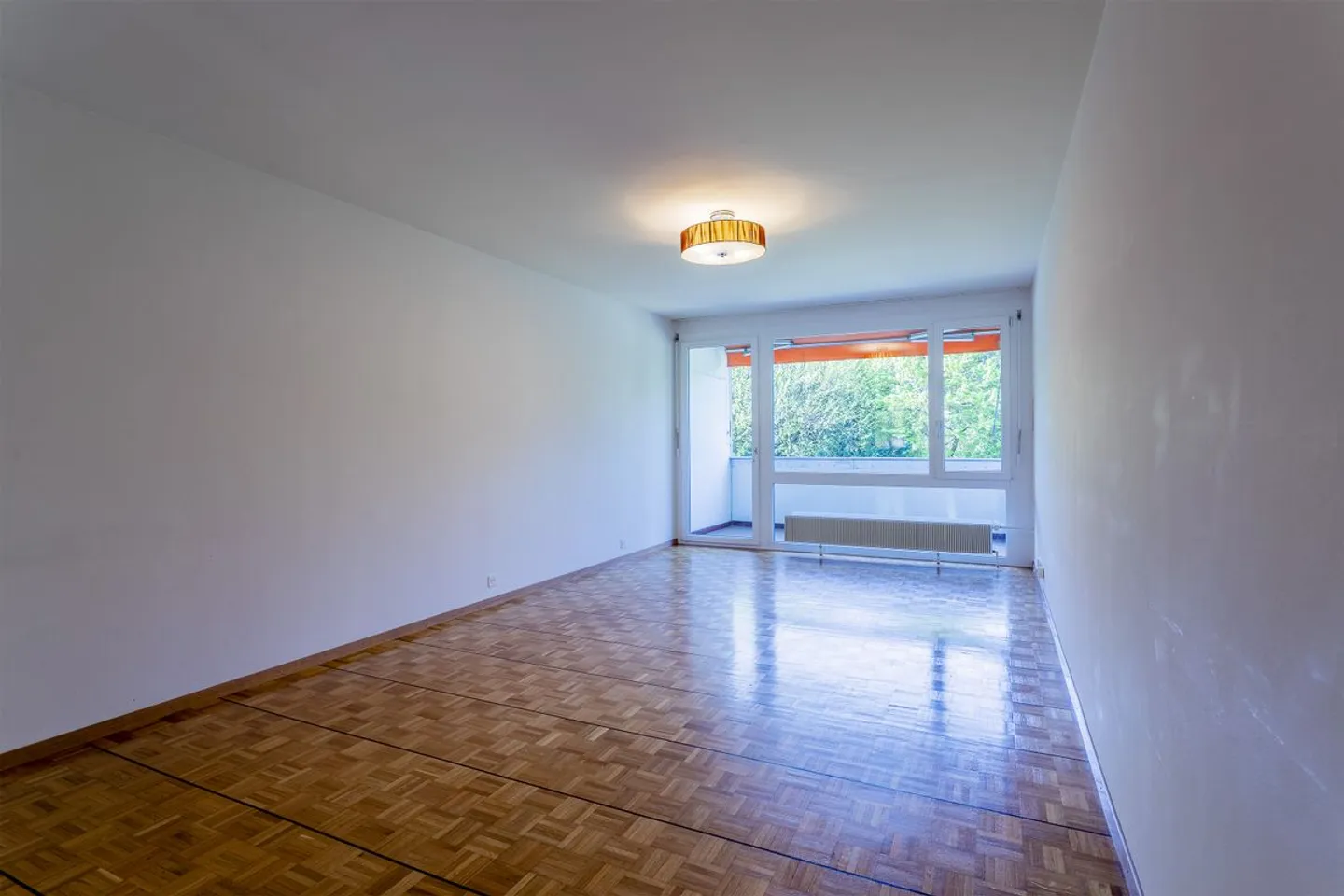 In the heart of a green environment, discover this spacious 4.5-room vintage-style apartment! - Photo 1 of 11