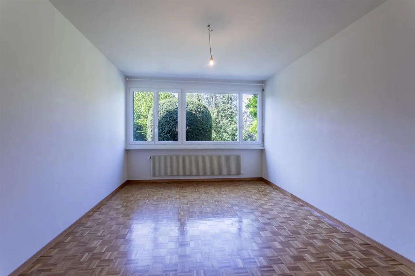 In the heart of a green environment, discover this spacious 4.5-room vintage-style apartment! - Photo 9 of 11