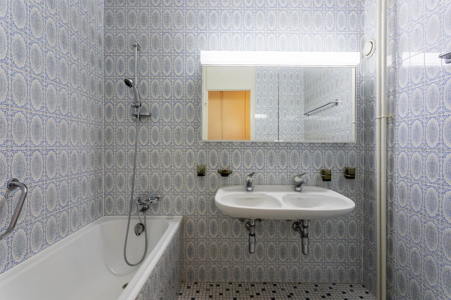 In the heart of a green environment, discover this spacious 4.5-room vintage-style apartment! - Photo 7 of 11