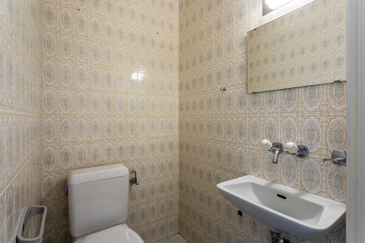 In the heart of a green environment, discover this spacious 4.5-room vintage-style apartment! - Photo 6 of 11
