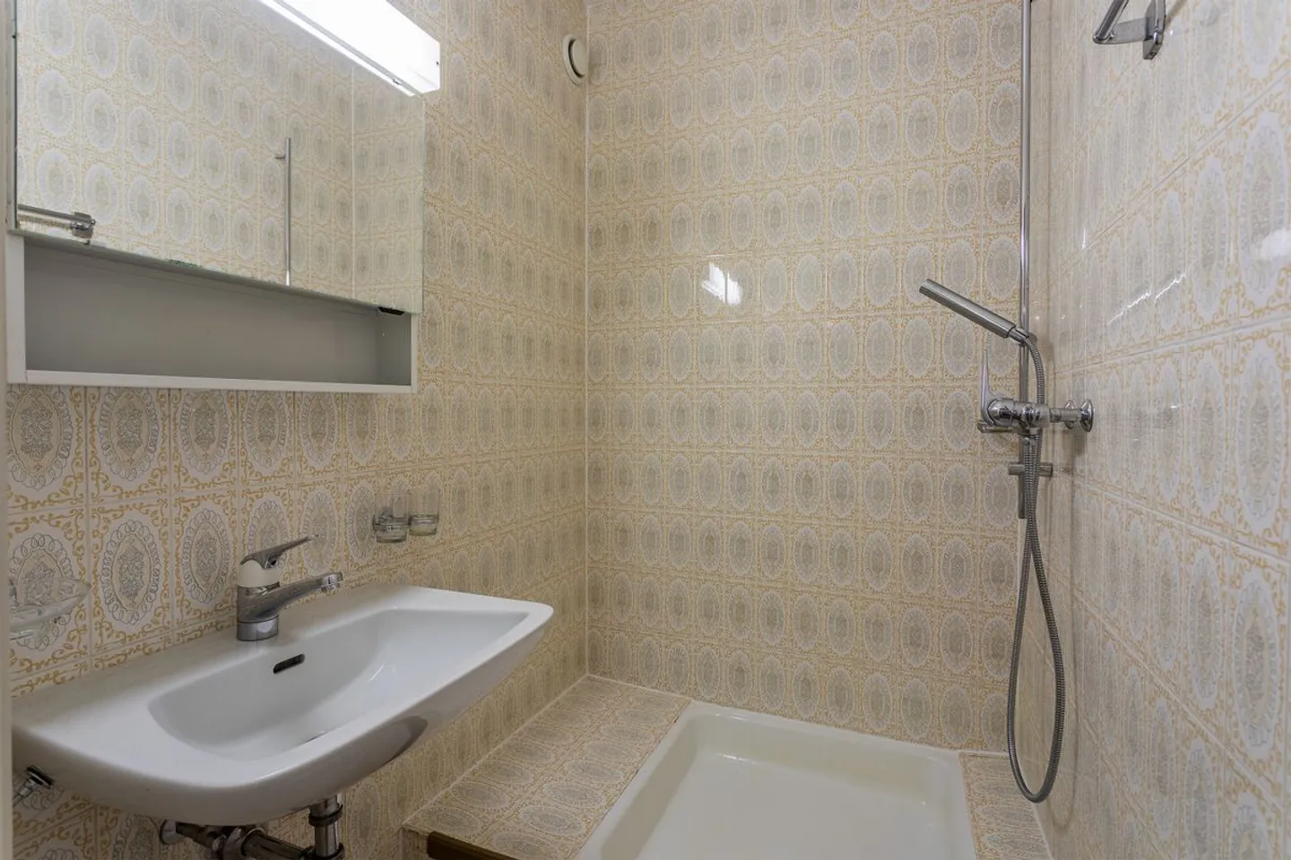 In the heart of a green environment, discover this spacious 4.5-room vintage-style apartment! - Photo 5 of 11