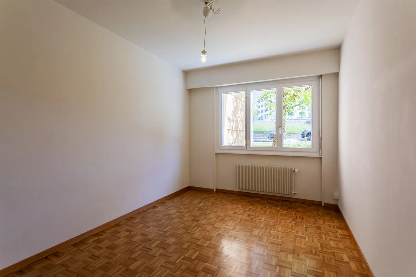 In the heart of a green environment, discover this spacious 4.5-room vintage-style apartment! - Photo 3 of 11