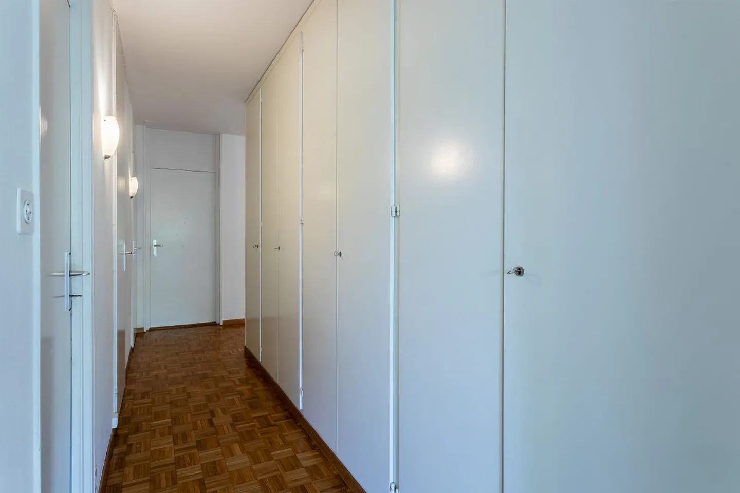 In the heart of a green environment, discover this spacious 4.5-room vintage-style apartment! - Photo 8 of 11