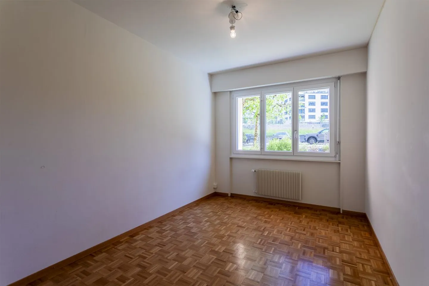 In the heart of a green environment, discover this spacious 4.5-room vintage-style apartment! - Photo 4 of 11