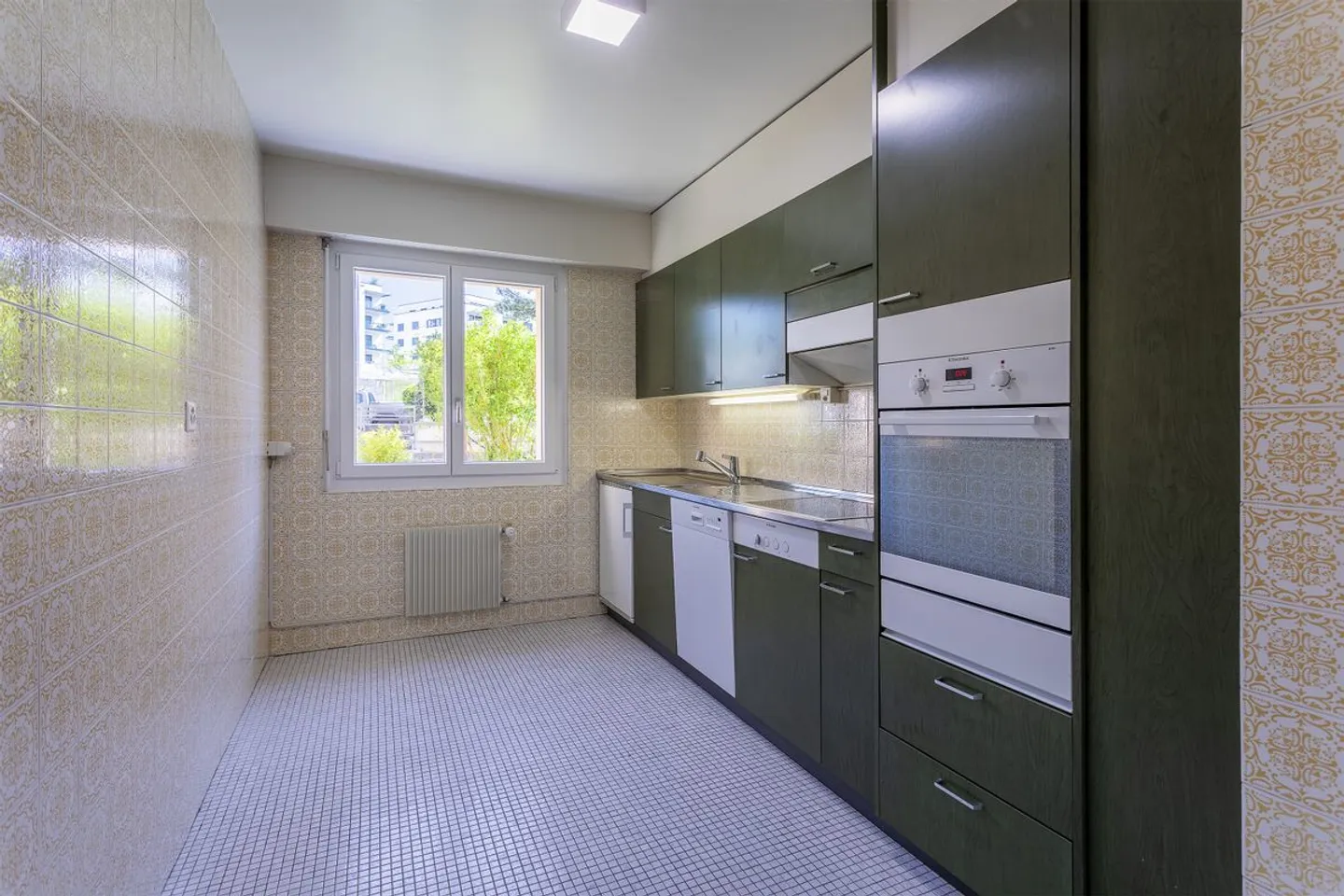 In the heart of a green environment, discover this spacious 4.5-room vintage-style apartment! - Photo 2 of 11