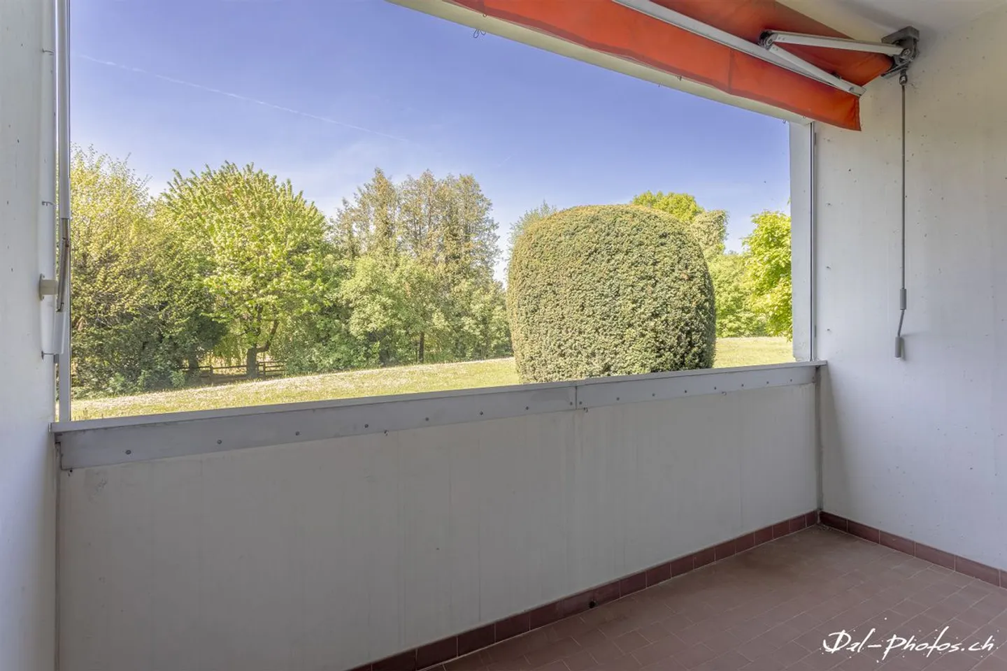 In the heart of a green environment, discover this spacious 4.5-room vintage-style apartment! - Photo 10 of 11