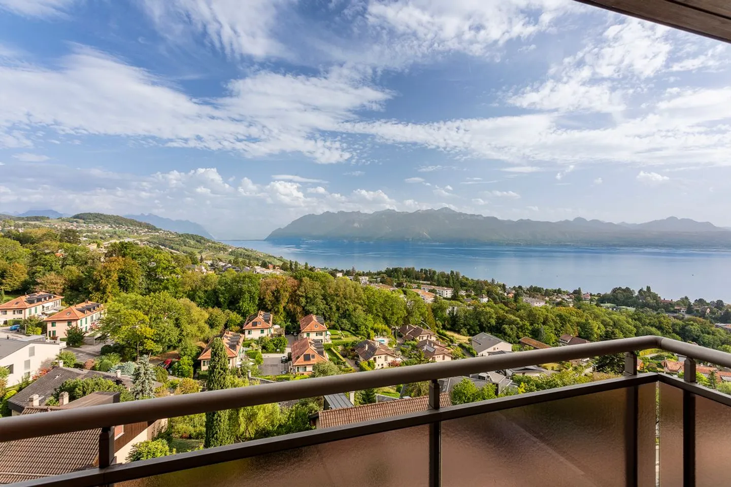 Superb 2.5-room duplex renovated with panoramic views of Lake Geneva, the Alps, and Lavaux - Photo 1 of 11
