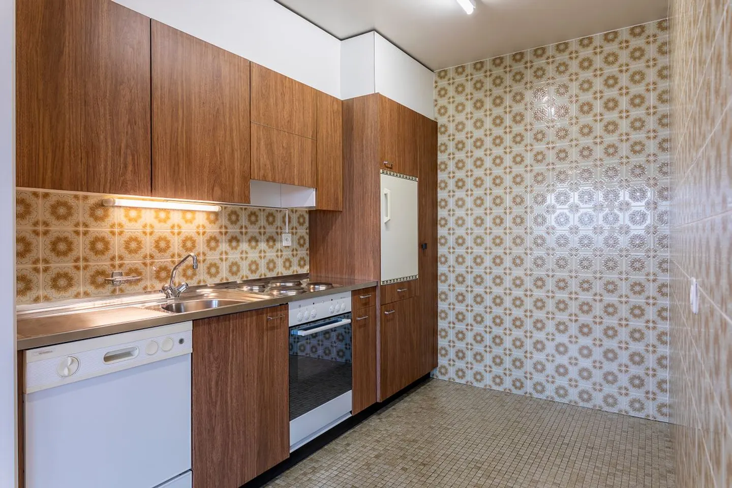 Coup de coeur with lake view and great renovation potential. - Photo 4 of 10