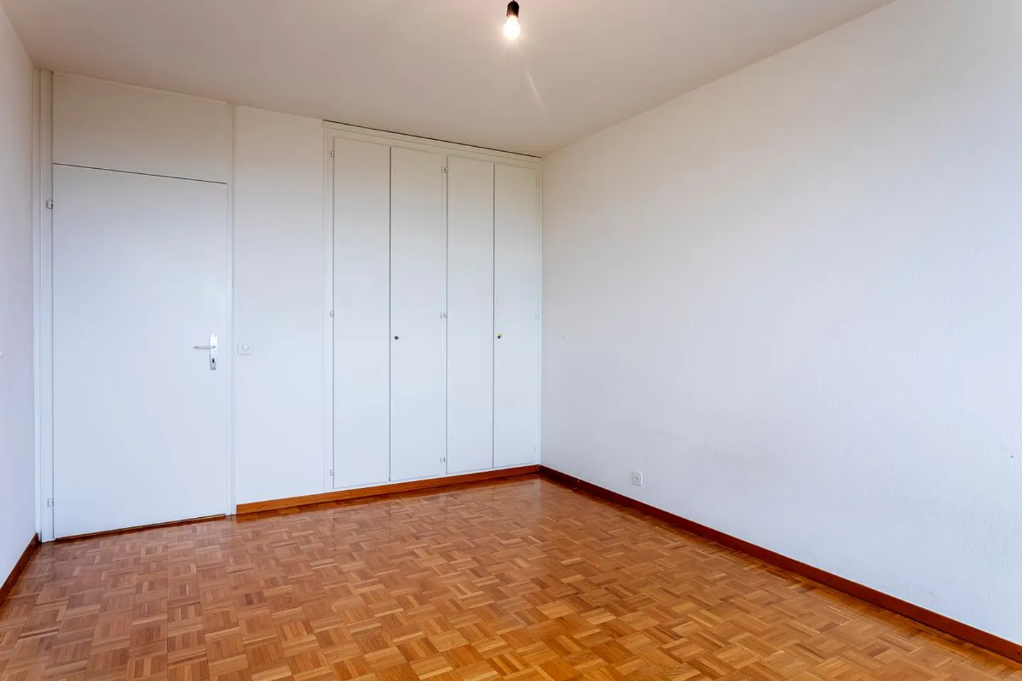 Coup de coeur with lake view and great renovation potential. - Photo 7 of 10