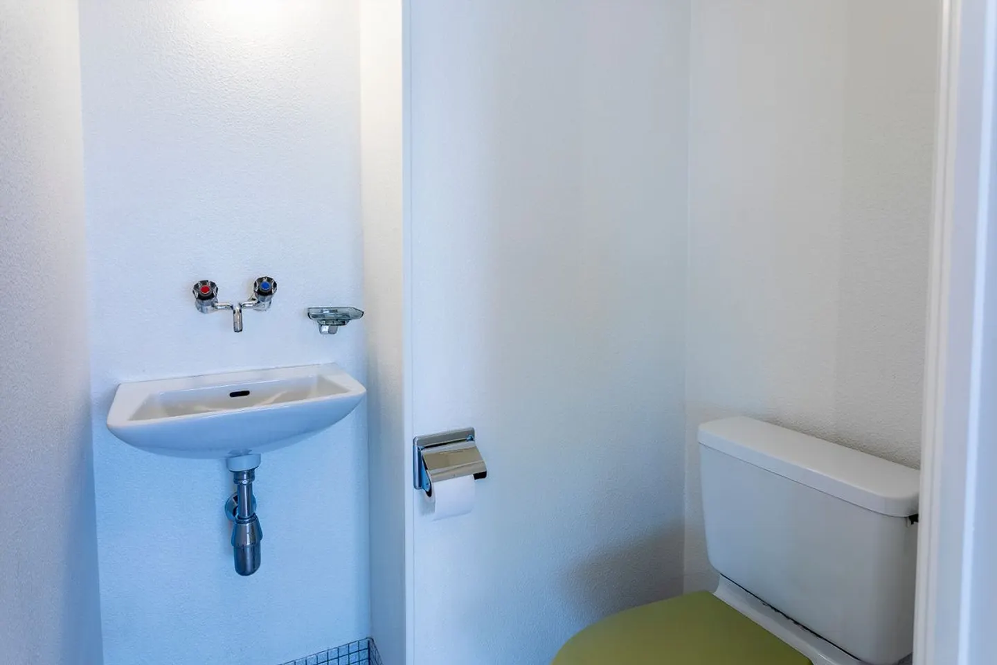 Coup de coeur with lake view and great renovation potential. - Photo 8 of 10