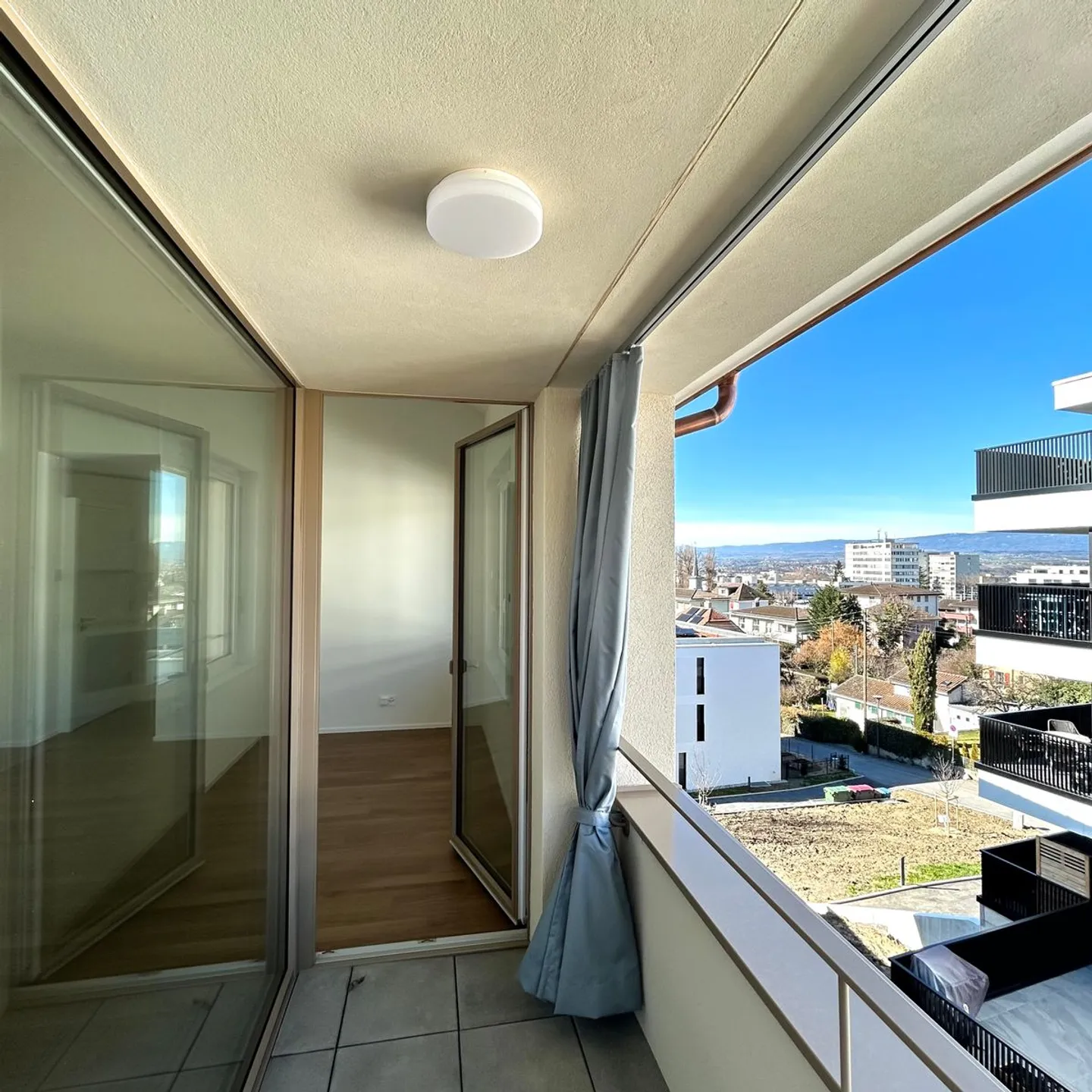 Studio moderne avec vue sur le lac - Photo 5 sur 7