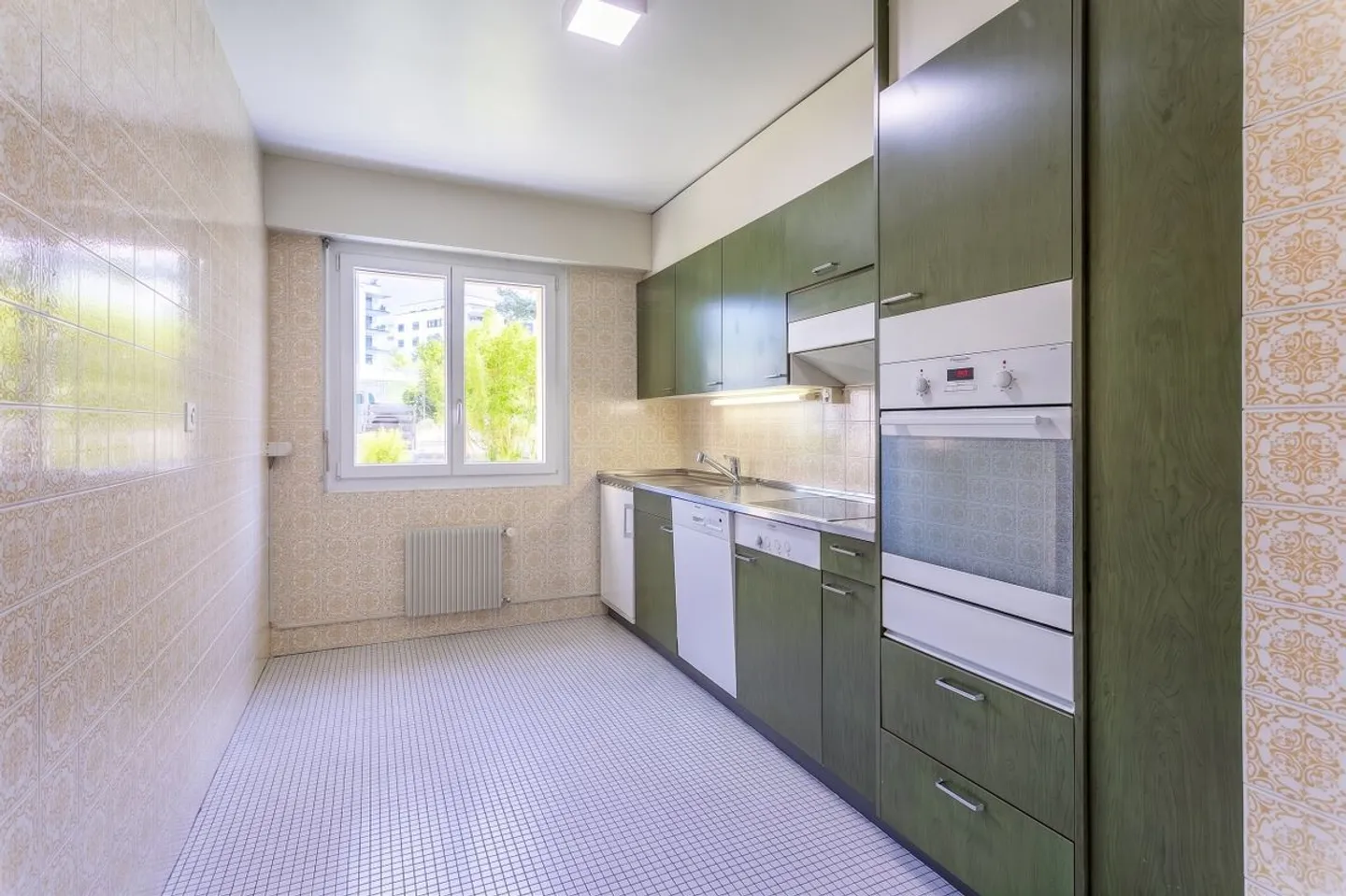 In the heart of a green environment, discover this spacious 4.5-room apartment with balcony. - Photo 3 of 10