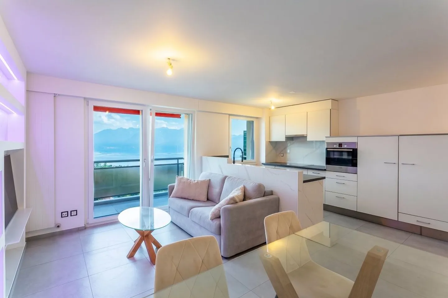 Superb 2.5-room duplex renovated with panoramic views of Lake Geneva, the Alps, and Lavaux - Photo 4 of 11