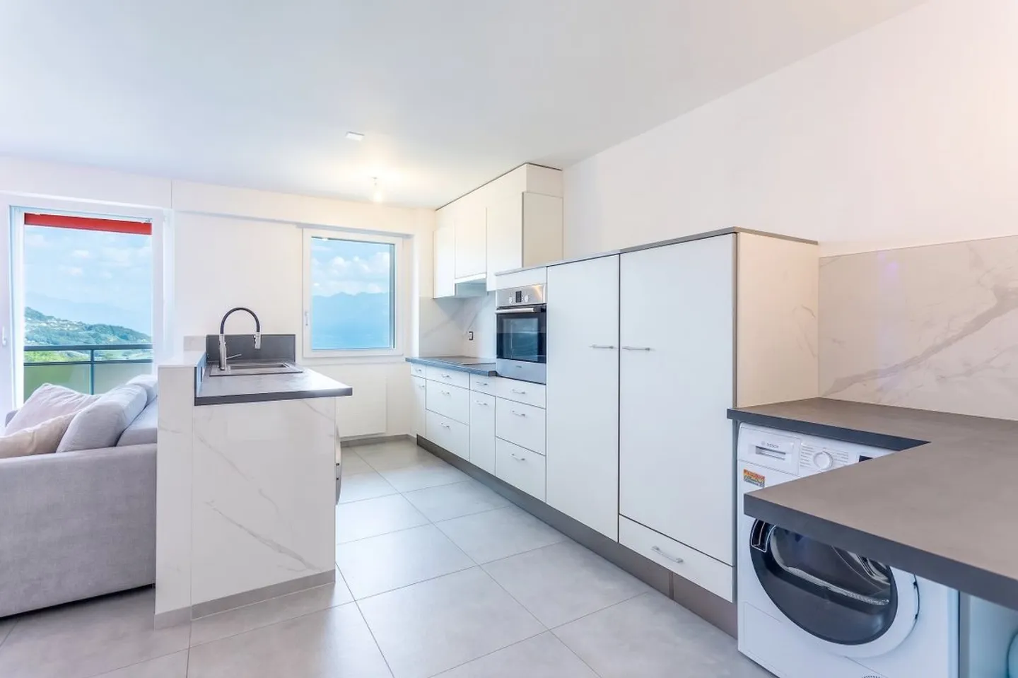 Superb 2.5-room duplex renovated with panoramic views of Lake Geneva, the Alps, and Lavaux - Photo 3 of 11