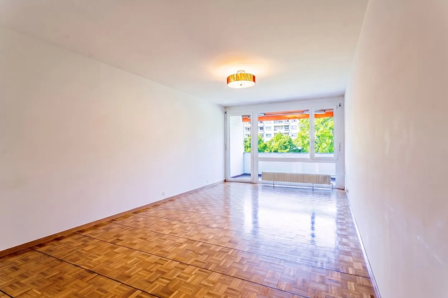 In the heart of a green environment, discover this spacious 4.5-room apartment with balcony. - Photo 2 of 10
