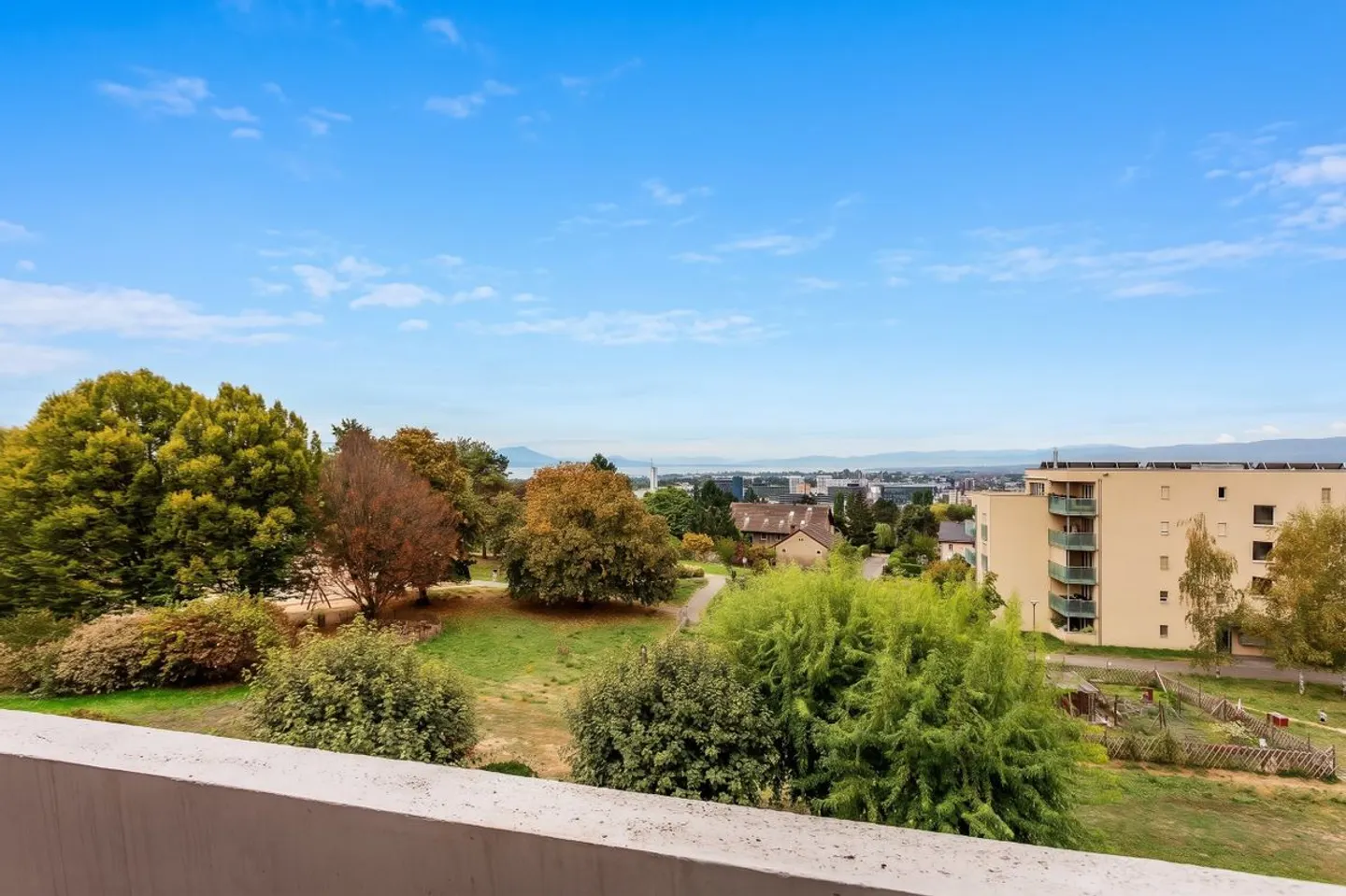 Coup de coeur with lake view and great renovation potential. - Photo 1 of 10