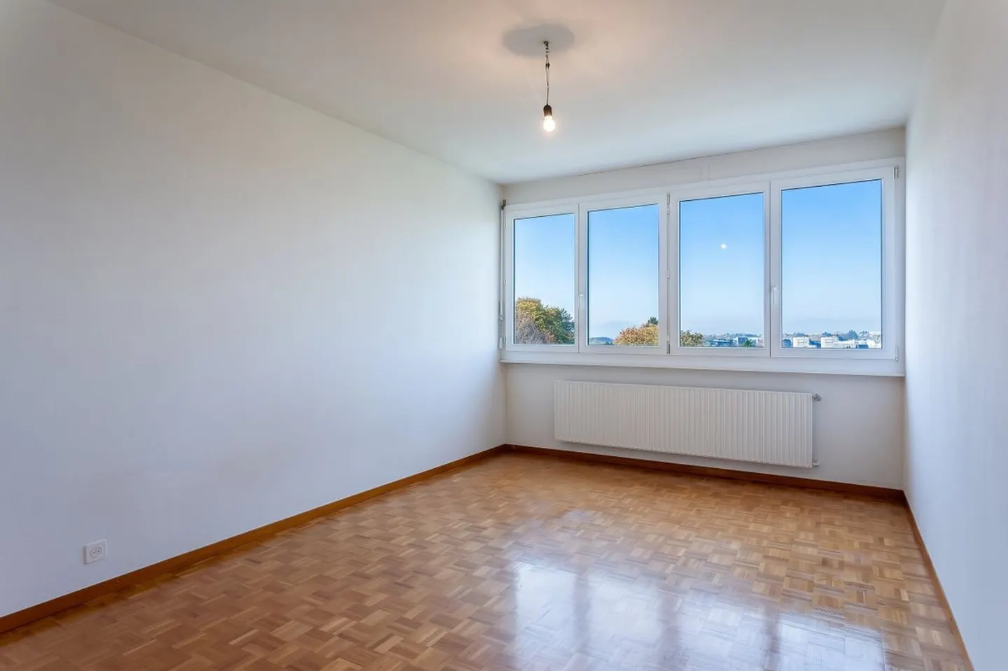 Coup de coeur with lake view and great renovation potential. - Photo 6 of 10