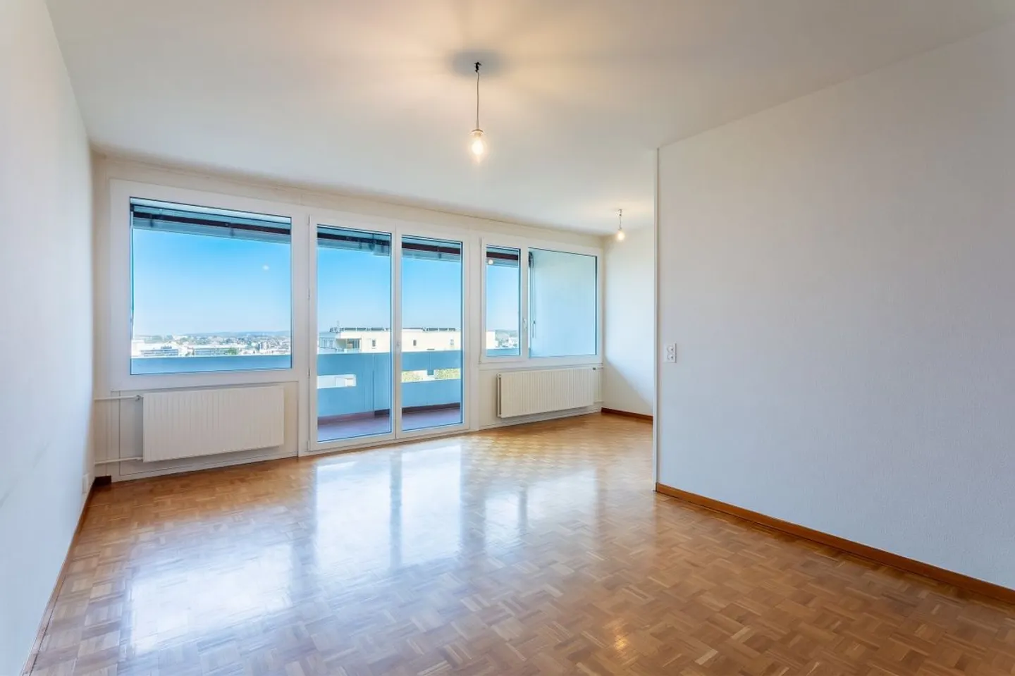 Coup de coeur with lake view and great renovation potential. - Photo 2 of 10