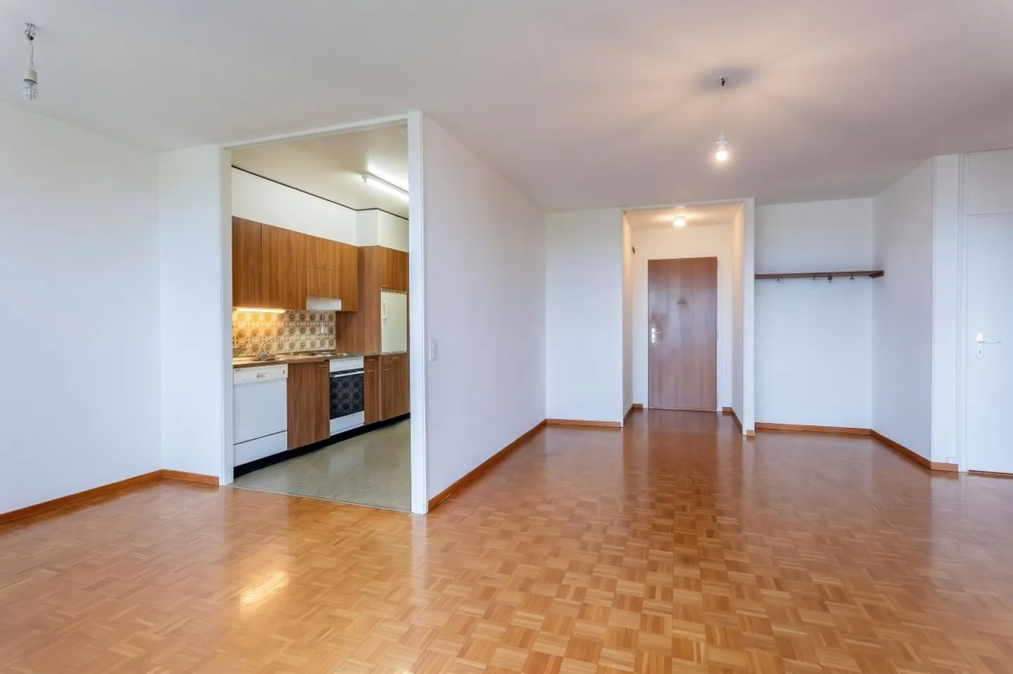 Coup de coeur with lake view and great renovation potential. - Photo 3 of 10
