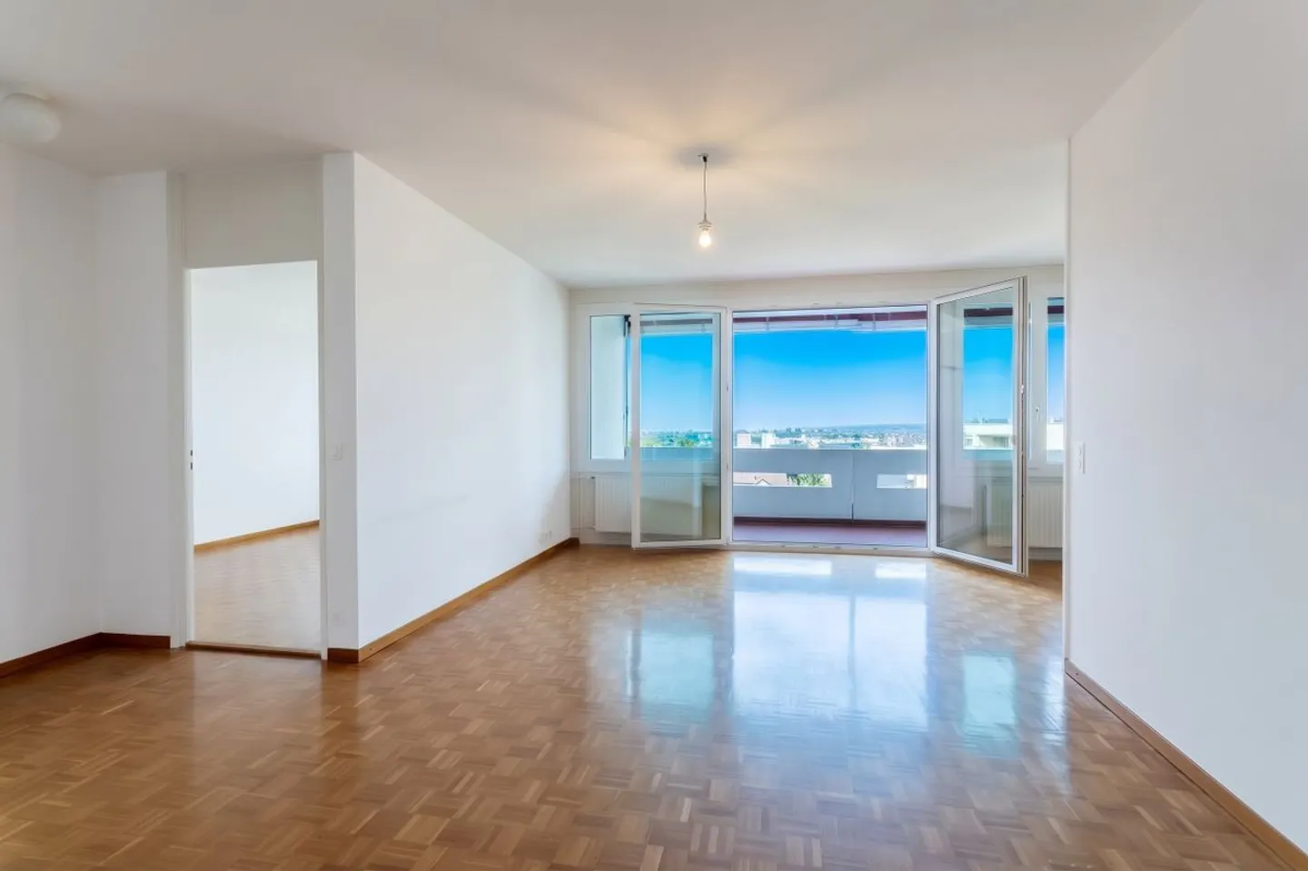 Coup de coeur with lake view and great renovation potential. - Photo 5 of 10