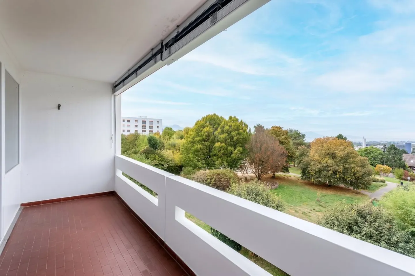 Coup de coeur with lake view and great renovation potential. - Photo 10 of 10