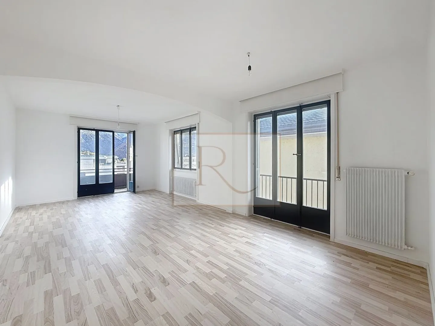 To seize: renovated 4.5 rooms in 2025 - Photo 2 of 7