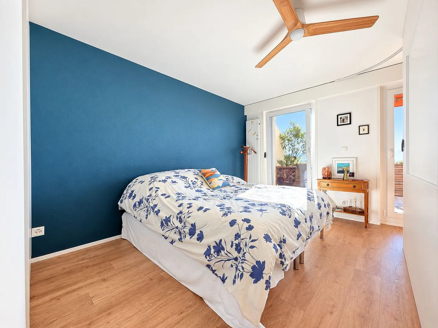 Elegant 2.5 room renovated apartment, panoramic view of the lake and the Alps - Photo 10 of 13
