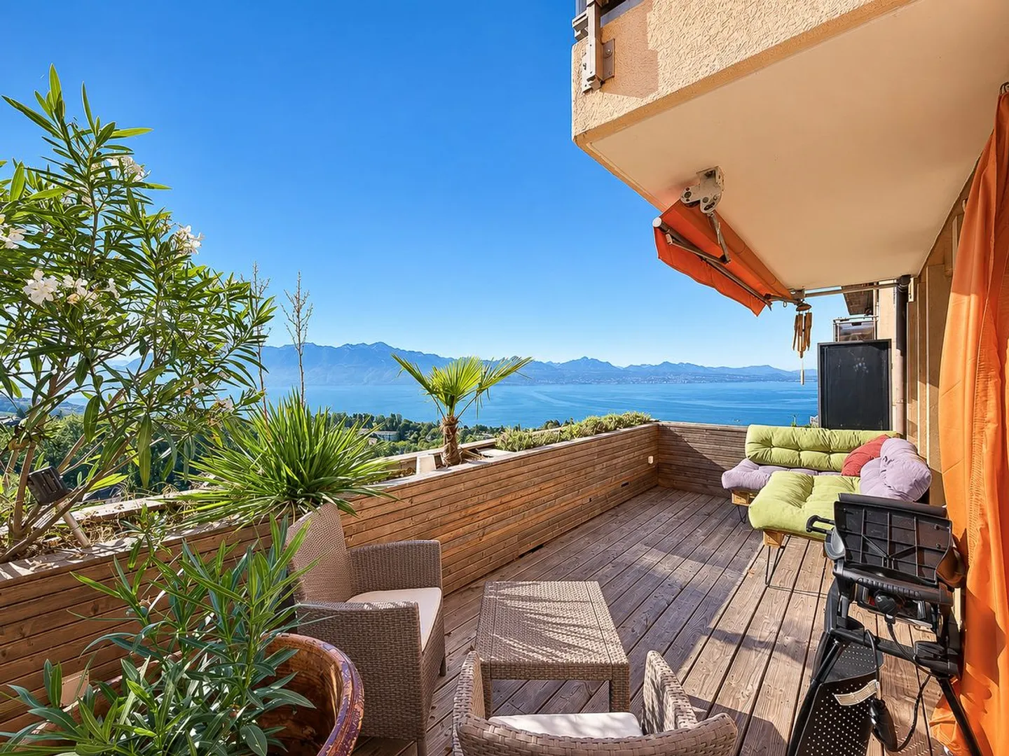 Elegant 2.5 room renovated apartment, panoramic view of the lake and the Alps - Photo 12 of 13